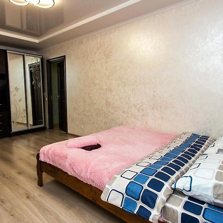 Подобово В Центрі Поряд Жд Ternopil Kültér fotó